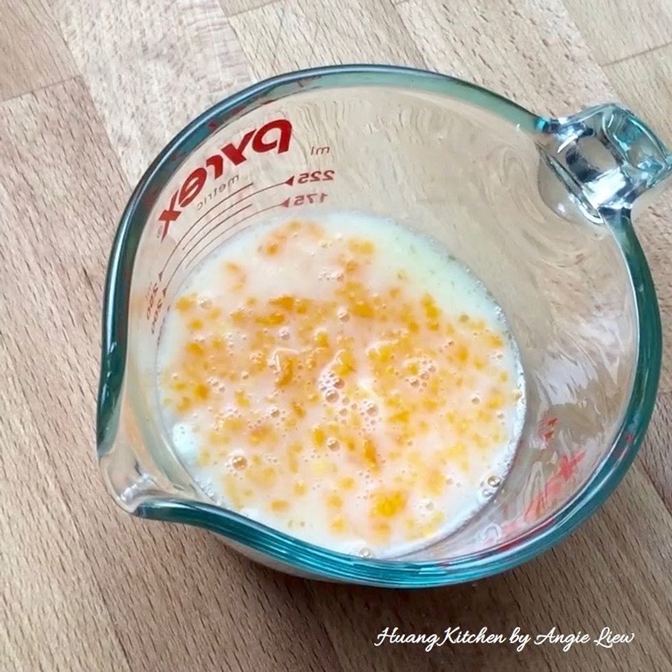 Beat egg with salt, sesame oil, pepper, cornstarch and water in a bowl or measuring cup. Then add in the mashed egg yolk and mix well.