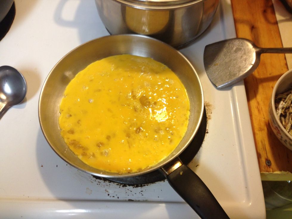 Beat eggs and pour it over radishes.