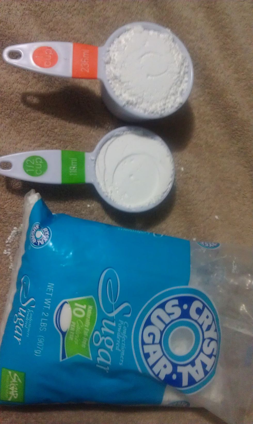 Beat the confectioners sugar into the cream cheese. Put the sugar into the cream cheese in small amounts while constantly mixing with the whisk. * Before doing step 4 lay out a towel.