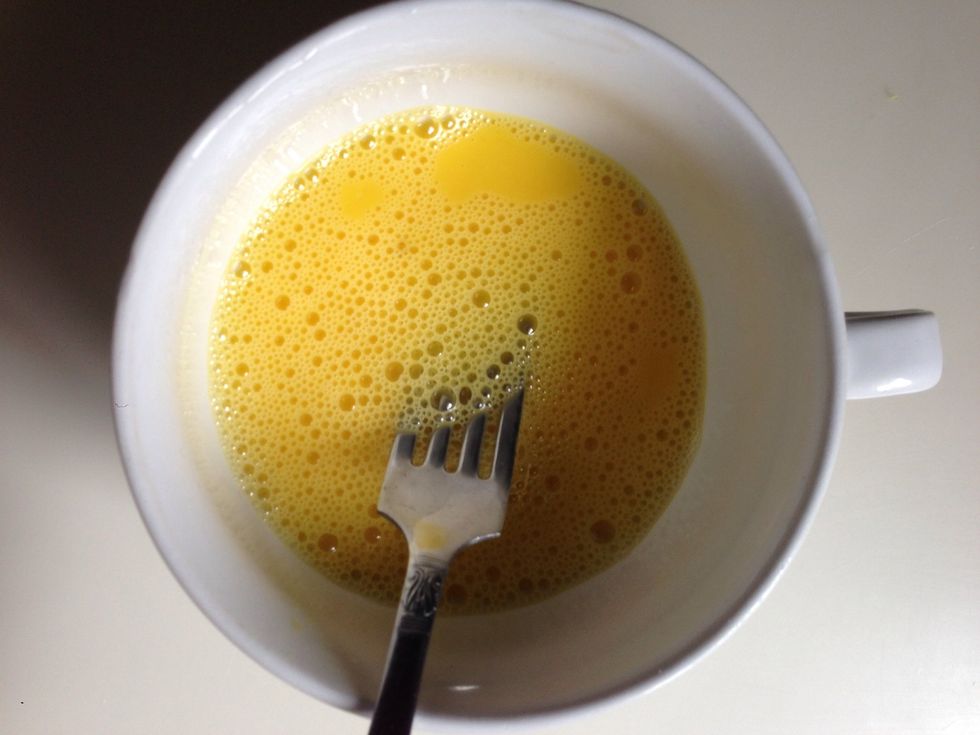 Beat the egg in the cup.