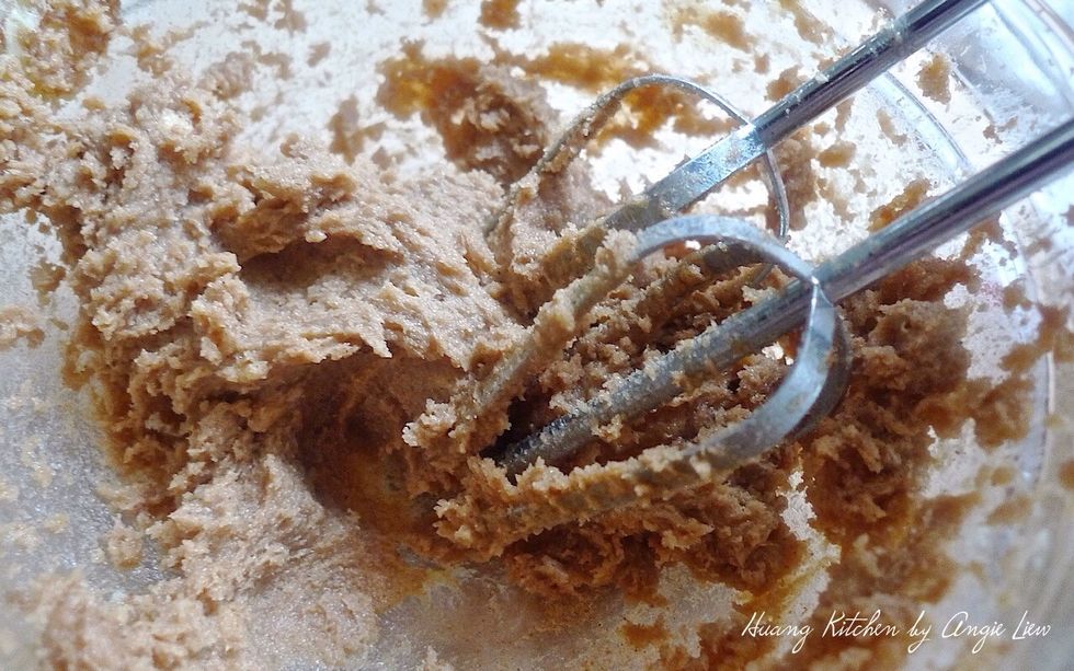 Beat the sugar cinnamon mixture until it's combined well. Set the filling aside for later use.