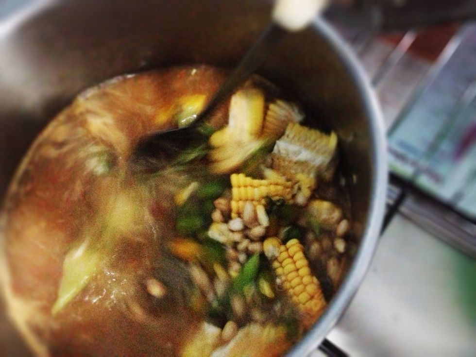 Before goin to Round 2, check the peanuts. Should be cooked through and crunchy. Round 2: add in the snake beans, the water squash, the tamarinds and the grilled shrimp paste. Cook for about 10mnt