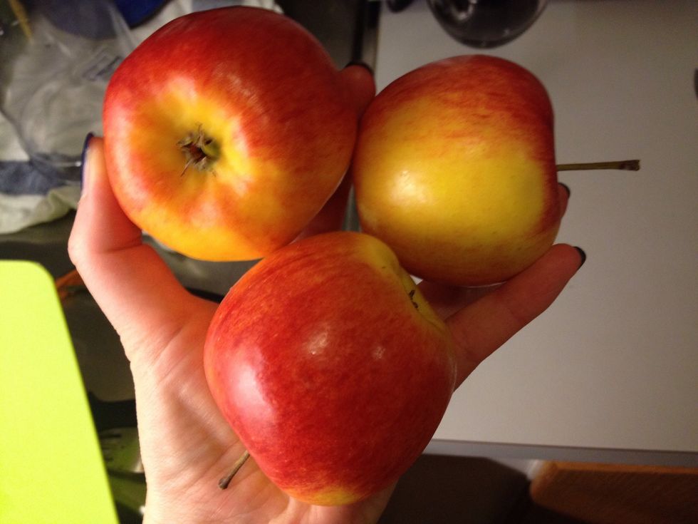 Before serving, peel another 3 apples..