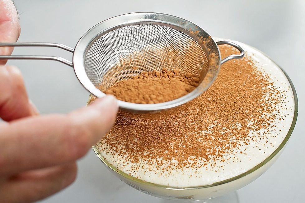 Before serving, sprinkle the finished dessert, cocoa, to obtain a uniform layer.
