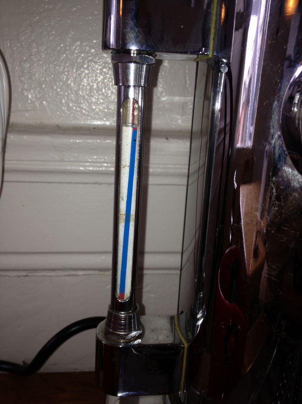 Before starting every session, check the level of water in the tank using the water gauge. In this photo shows the gauge reading for a full tank.