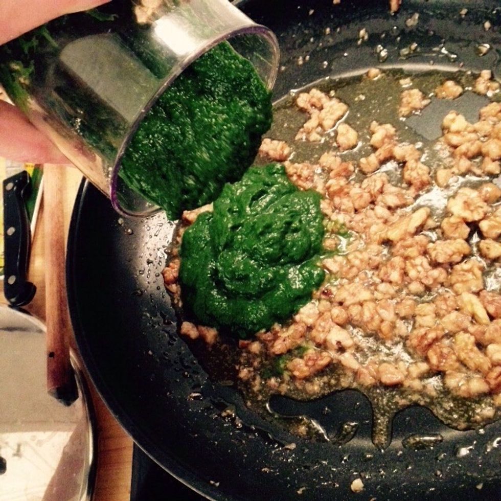 Before the wine completely evaporates, add also the creamed spinach. Mix well
