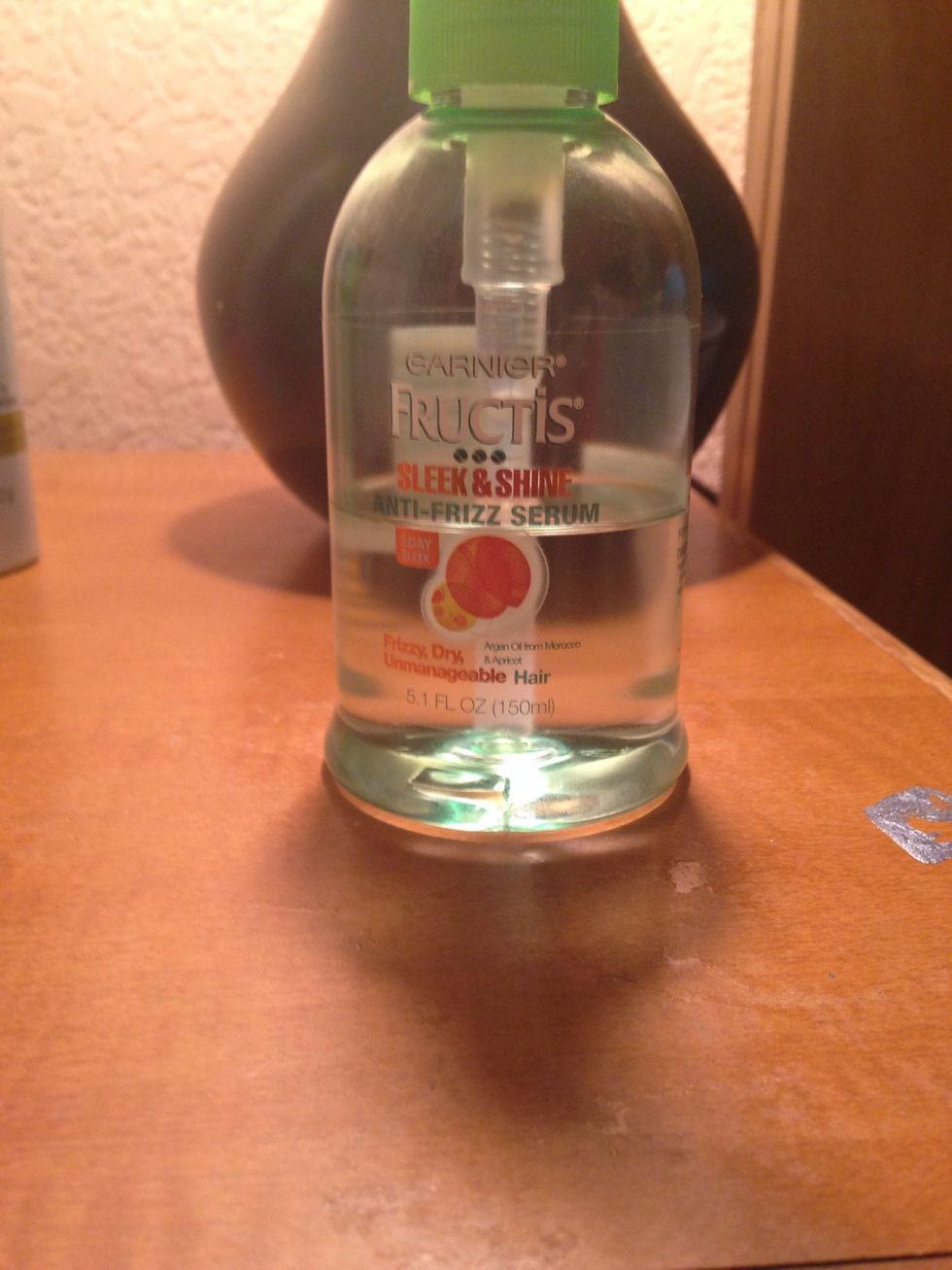 Before wrapping your hair apply a frizz serum to minimize frizz through out your day.