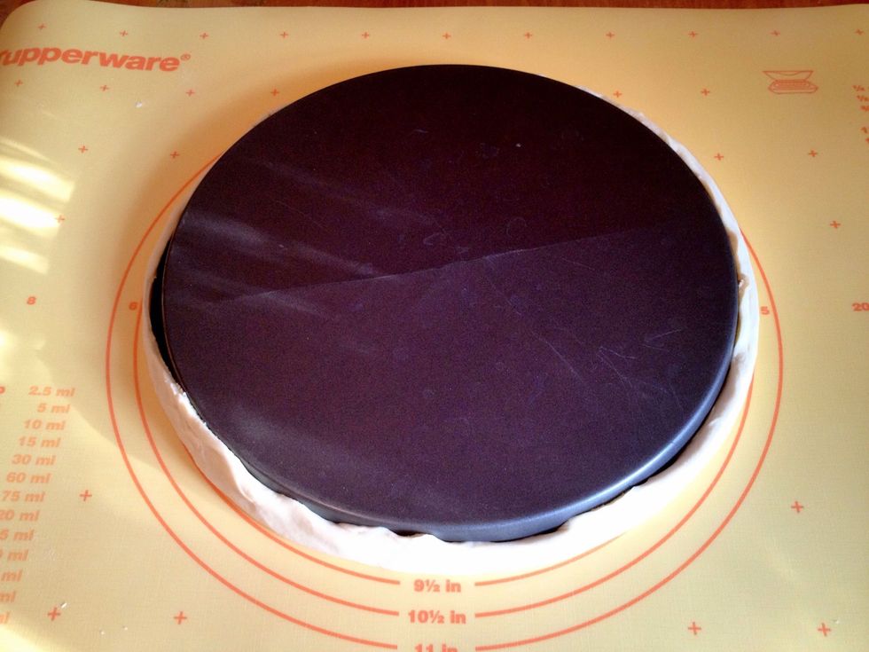 Bend the edges and turn the pan over.