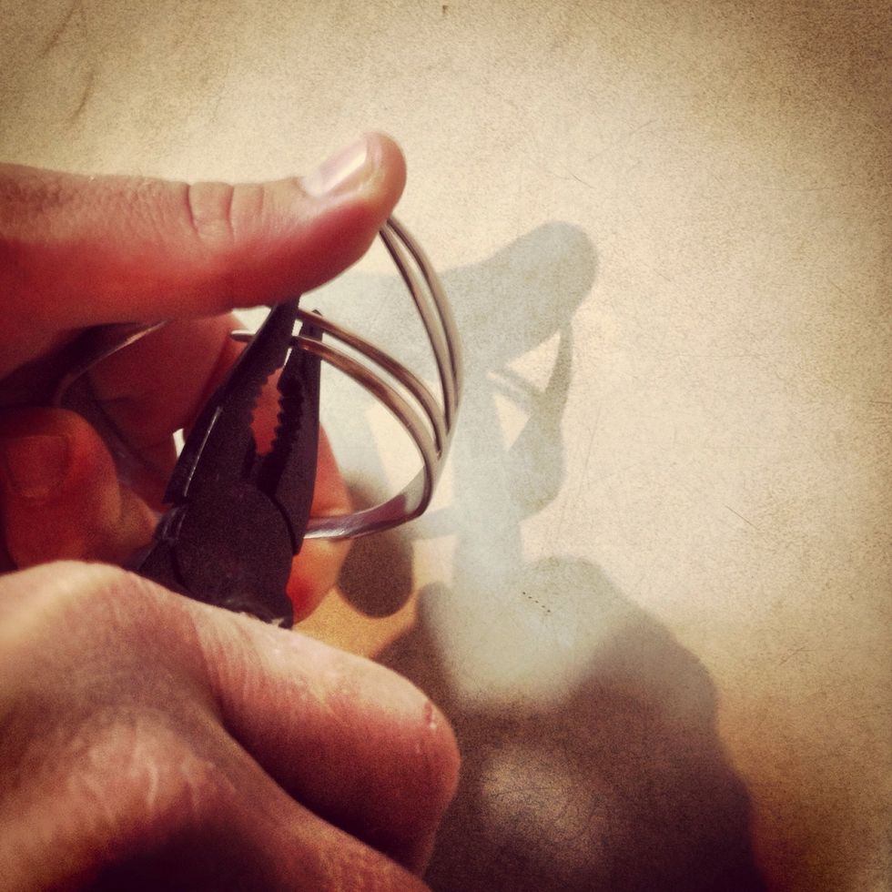 Bend the teeth inside to create a full circle