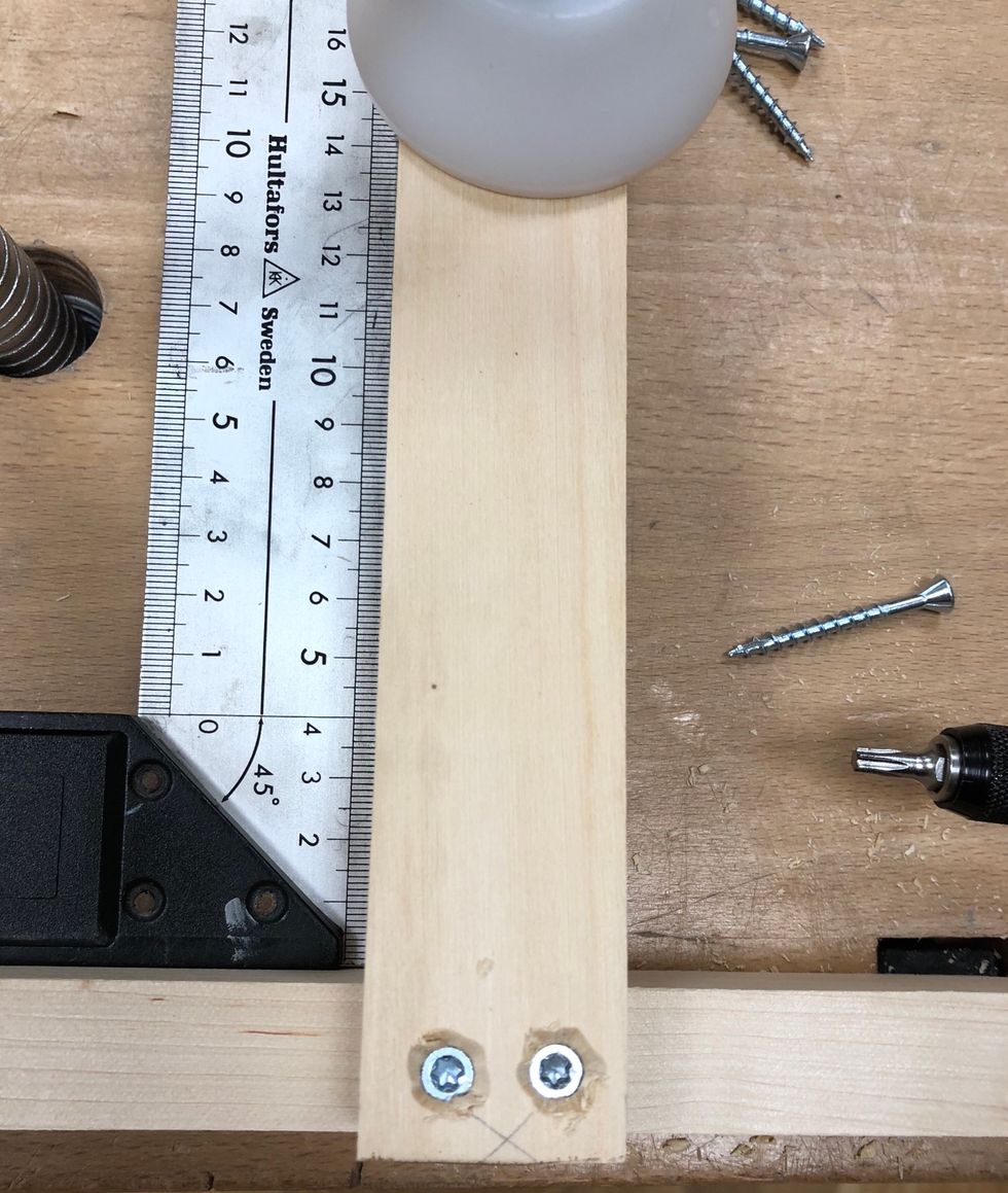 Beroende p\u00e5 hur h\u00e5rt material du har, s\u00e5 kan det vara bra att f\u00f6rborra med ett litet borr. 2-2,5 mm \u00e4r lagom. Borra f\u00f6rsiktigt och rakt.