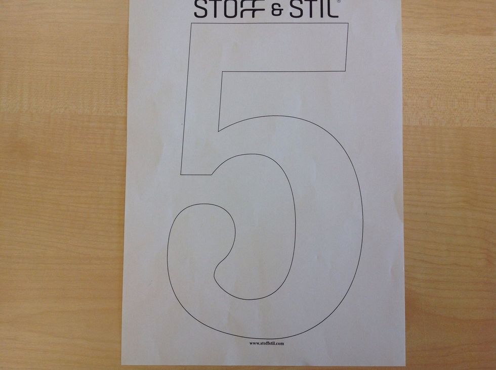 Best\u00e4m ditt motiv. Det kan vara n\u00e5got du ritat sj\u00e4lv eller som du skriver ut p\u00e5 datorn. T\u00e4nk p\u00e5 att det m\u00e5sta vara ett enkelt motiv, du ska kunna sy runt kanten sen.