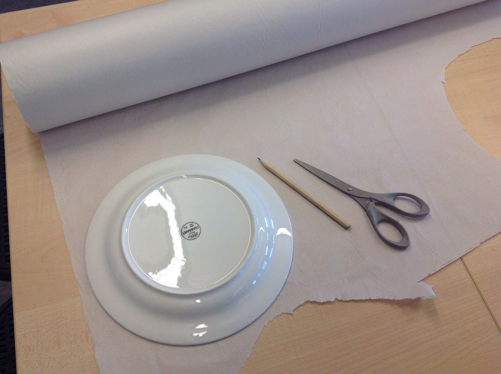 Best\u00e4m vilken storlek du vill ha p\u00e5 botten av din v\u00e4ska. Rita av n\u00e5got runt i r\u00e4tt storlek eller anv\u00e4nd en passare. Rita p\u00e5 m\u00f6nsterpapper och klipp ut.