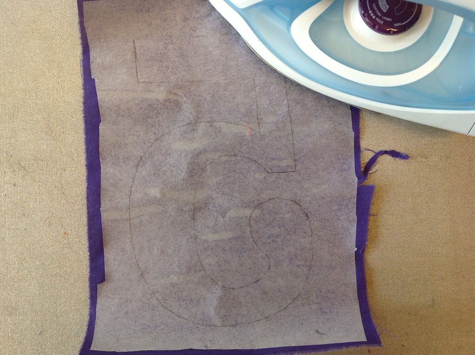 Best\u00e4m vilket tyg du vill ha till din applikation. St\u00e4ll in strykj\u00e4rnets v\u00e4rme p\u00e5 tv\u00e5 prickar och st\u00e4ng av \u00e5ngan. L\u00e4gg din bit vliesofix p\u00e5 avigsidan av tyget och med PAPPERSIDAN upp och stryk fast.