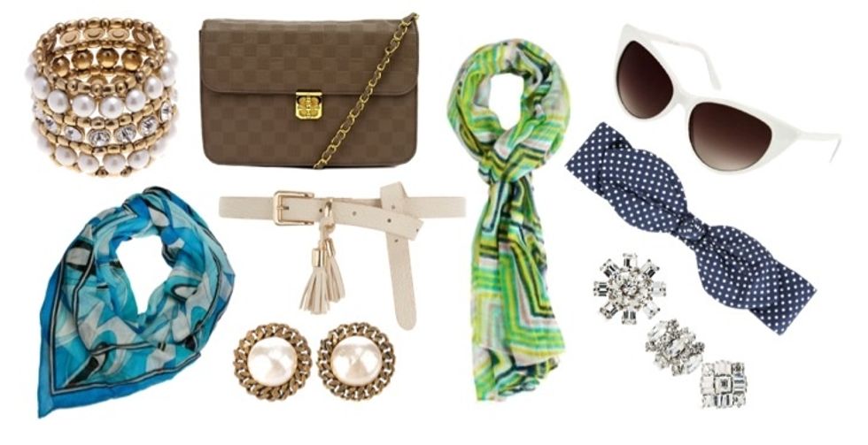 Betty never leaves the house without wearing a gorgeous pair of pearls or a chic scarf tied around her neck. Peggy adores bows and hats, and Joan loves long necklaces, brooches, and structured bags.