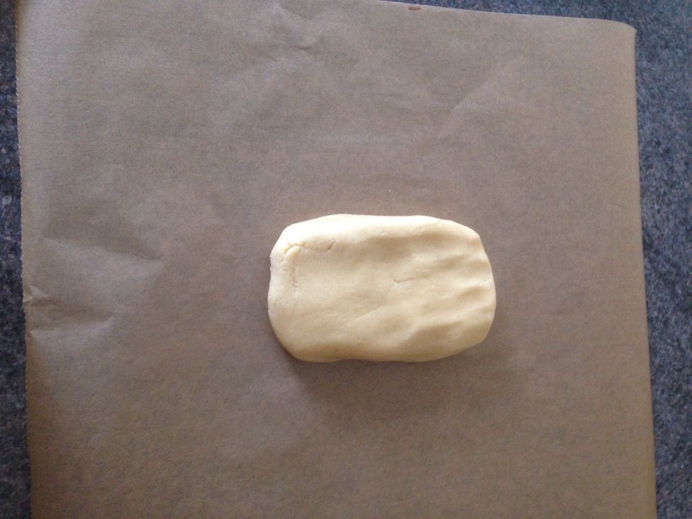 Between two sheets of parchment paper, roll the dough out into a rectangle 1/4cm thick.