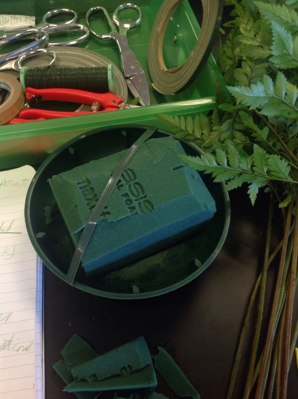 Bevel edges and fastening anchor tape across the oasis, diagonally