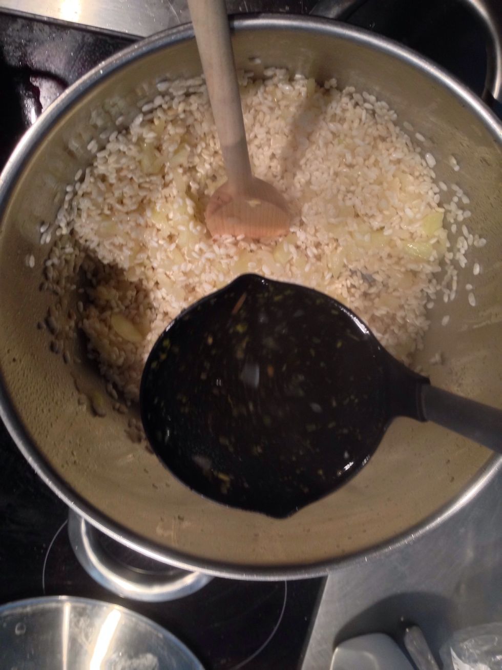 Bevor alles anbrennt einen Gutsch Bouillon dazugeben (oder wahlweise mit 1 Glas Weisswein abl\u00f6schen).