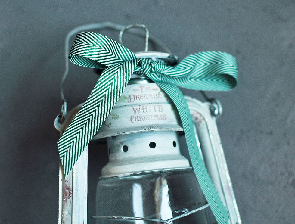 Bind the ribbon to the lamp