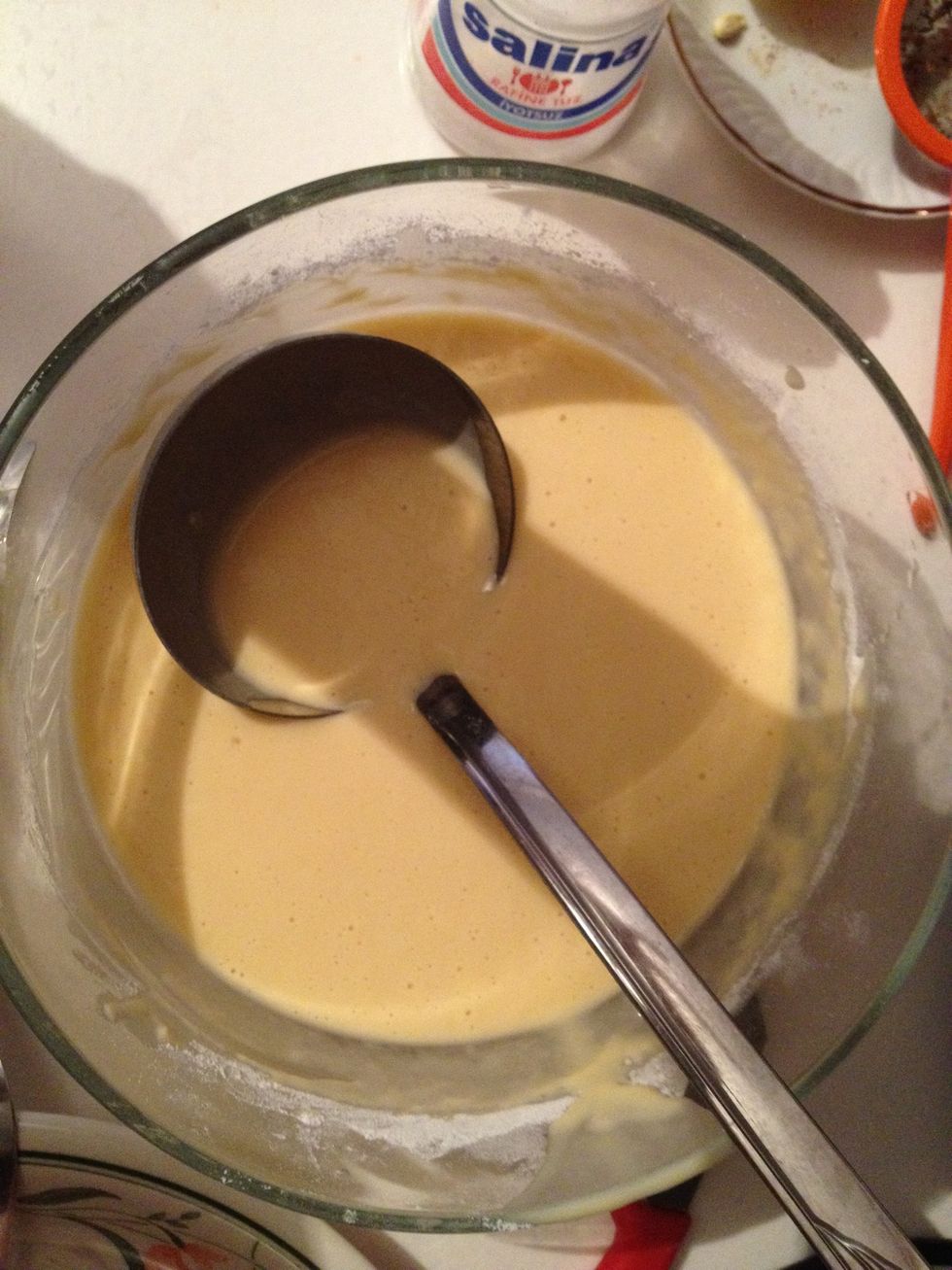 Bir kapta 2 yumurta su un ve biraz tuz \u00e7\u0131rp\u0131l\u0131r krep hamuru haz\u0131rlan\u0131r...