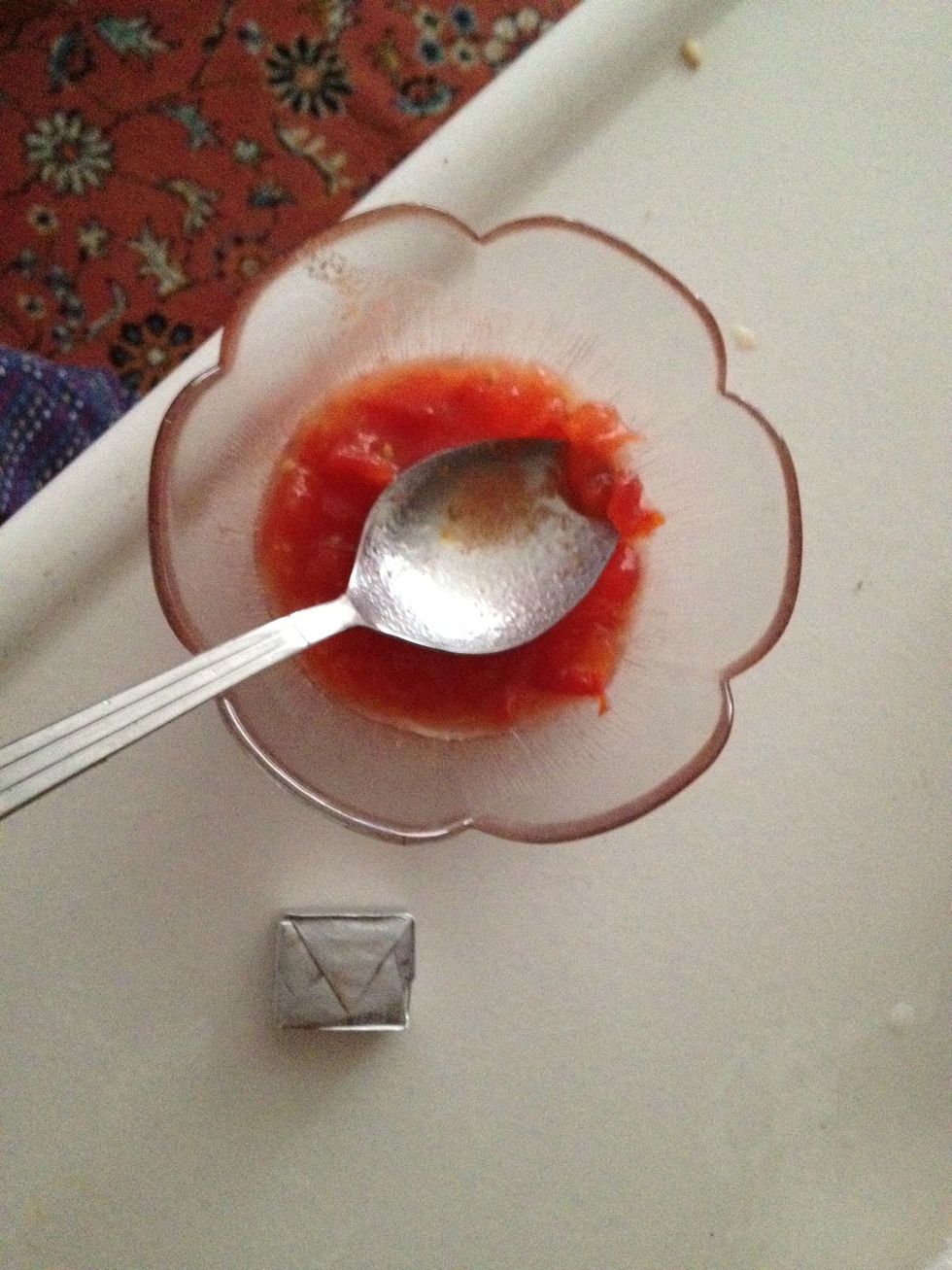 Bir miktar domates konservesinin i\u00e7inde et suyu eritilerek tencereye konur...