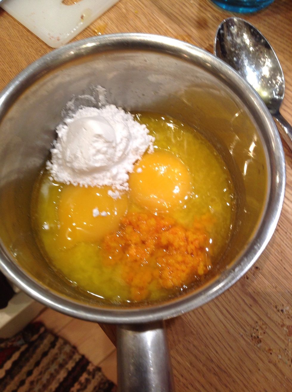 Blada i sm\u00f6r \u00e4ggen florsockret apelsinsaft och chokladen. Mix in the butter eggs icing sugar orange juice and chocolate.