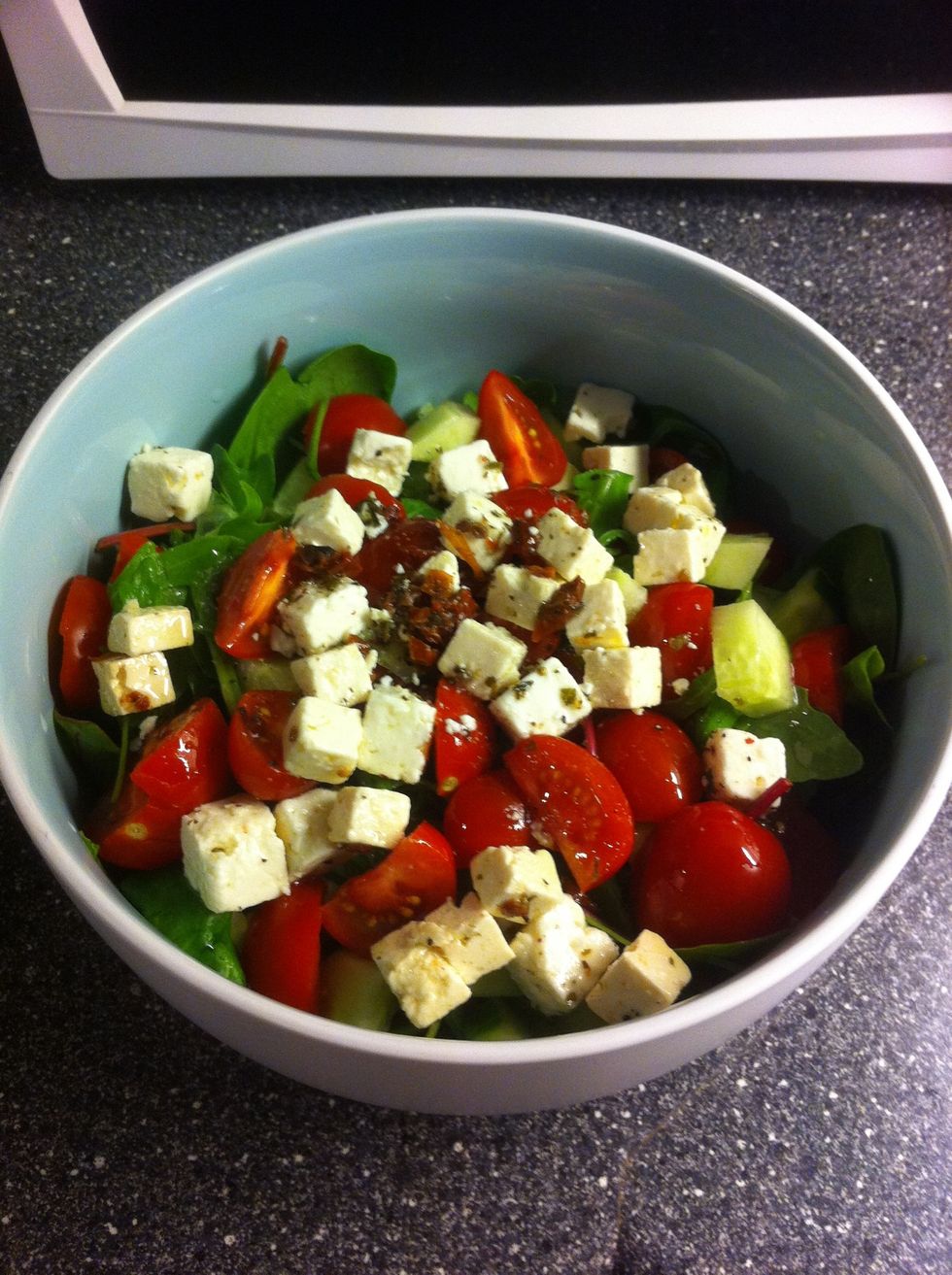 Bland sammen salaten og tilsett Apetina fetaosten