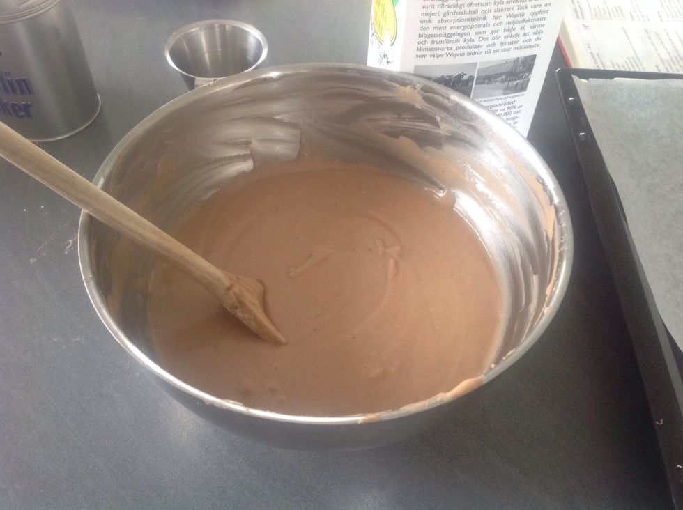 Blanda i vetemj\u00f6l, bakpulver, kakao och vaniljsocker omv\u00e4xlande med mj\u00f6lken och matfettet. Blanda!  Mix wheat flour, baking- powder, cocoa and vanillasugar with milk and the cooking fat. Mix!