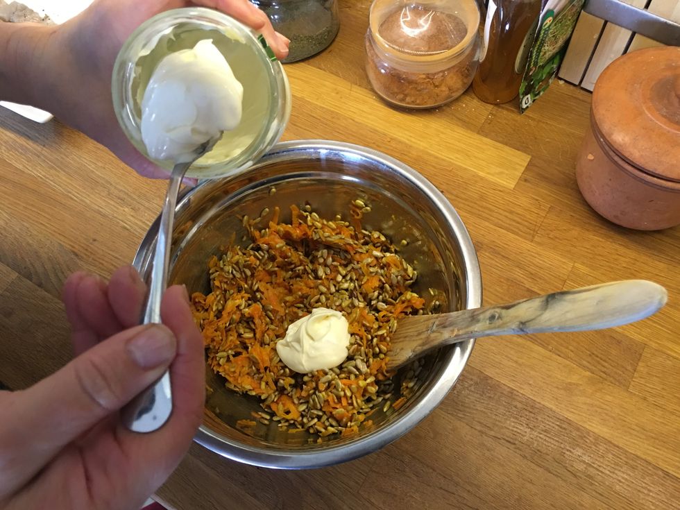 Blanda ihop den stekta moroten, solrosfr\u00f6na med majonn\u00e4s.
