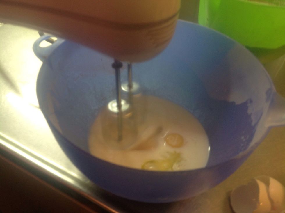 Blanda ihop mj\u00f6lken och \u00e4gget