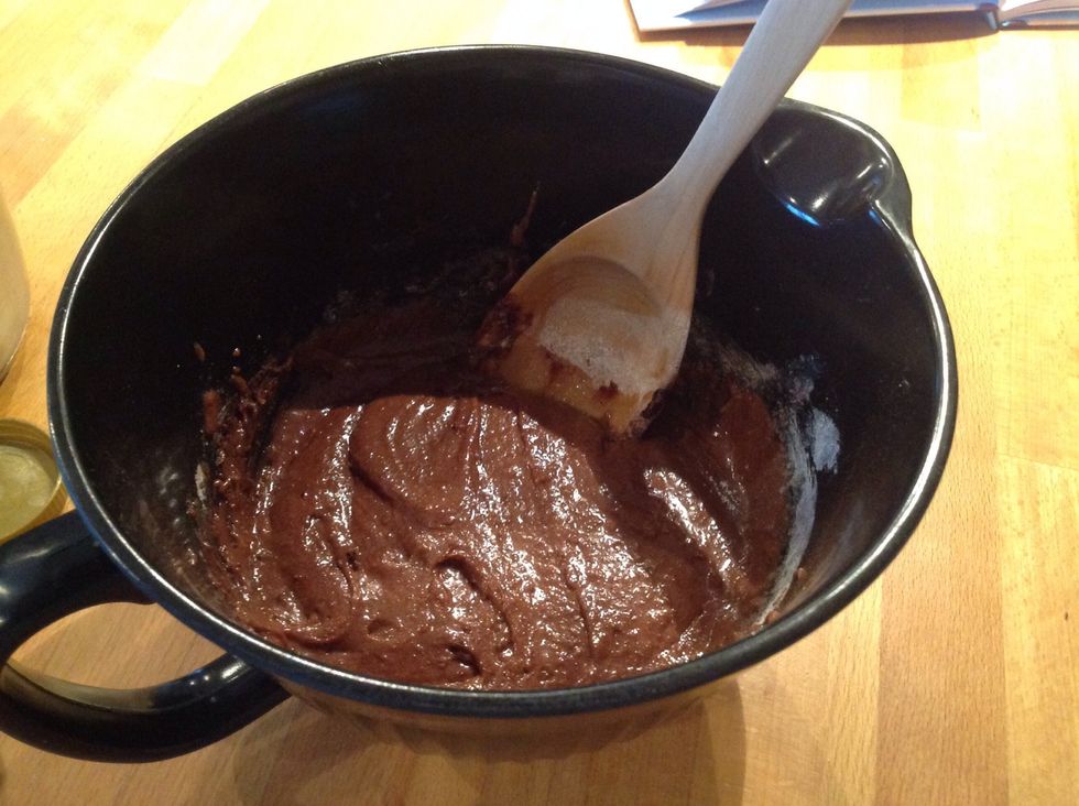 Blanda med sleven tills du f\u00e5r en j\u00e4mn smet. Mix with the spoon until you get a smooth batter.