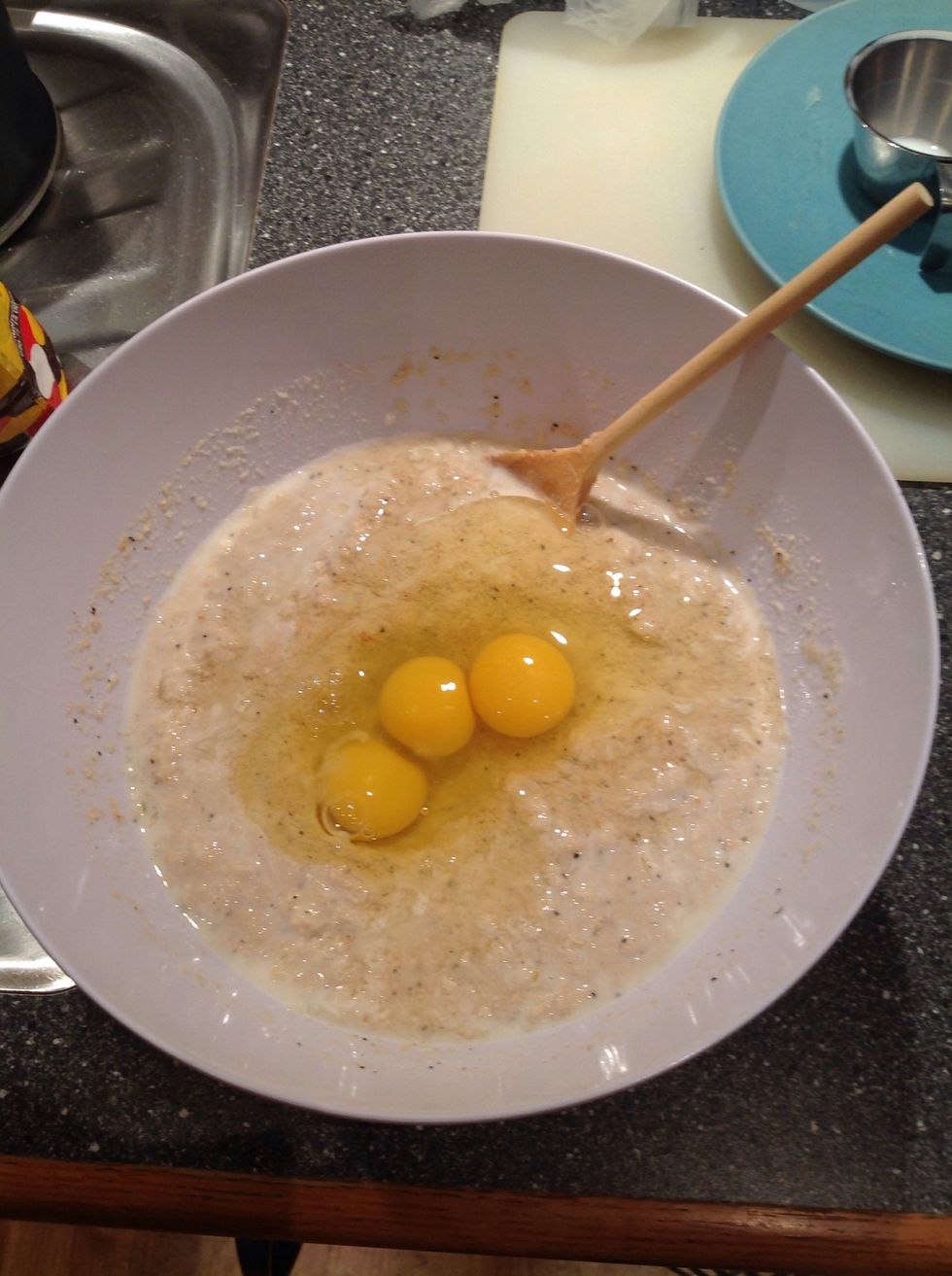 Blanda och l\u00e4gg i \u00e4gg / mix and put in eggs.