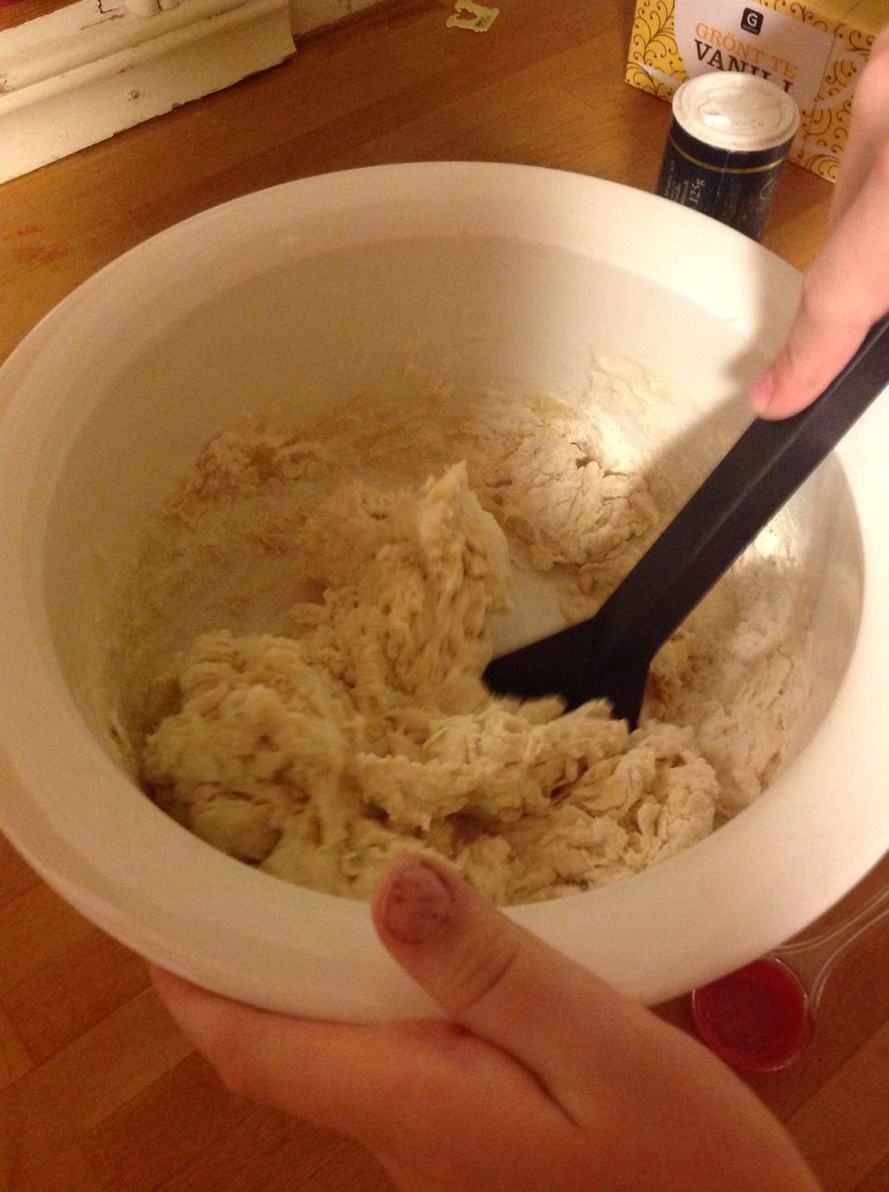 Blanda sedan runt det till en deg. Mix it until there will be a dough.