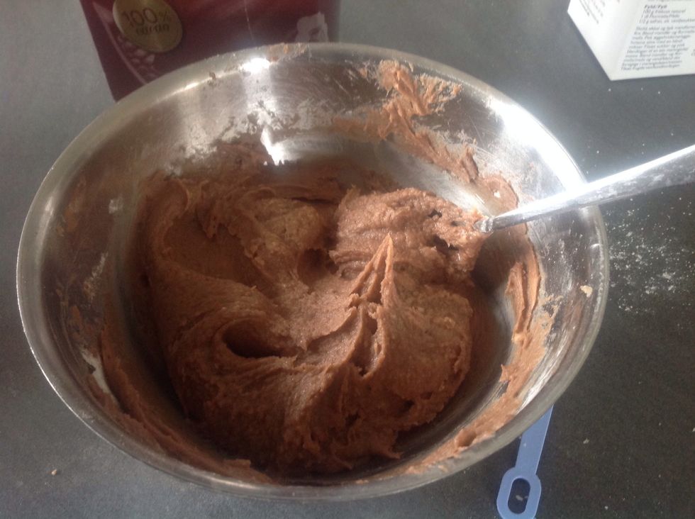 Blanda sm\u00f6r, florsocker, vaniljsocker, kaffe och kakao till en j\u00e4mn kr\u00e4m.  Mix butter, icing sugar, vanillasugar, coffee and cocoa to a steady cream.