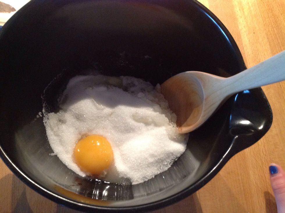 Blanda \u00e4gg och socker lugnt och fint med en slev. Mix eggs and sugar nice and slow with a ladle.