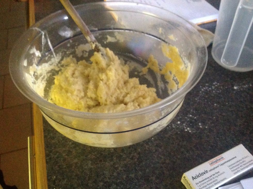 Blanda vete mj\u00f6l med sm\u00f6r och \u00e4gg./Mix wheat flour and butter and egg.