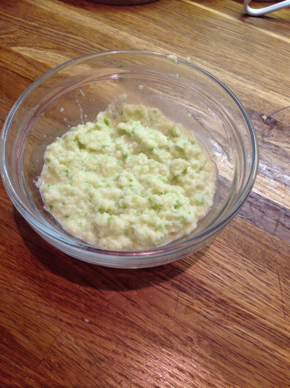 Blend the ginger, garlic and green chilli with a splash of oil until it forms a thick paste.