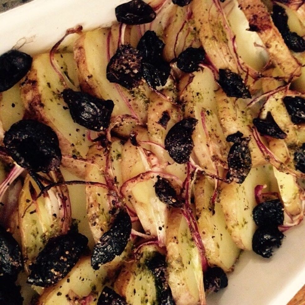 Blend the oil with parsley and basil leaves to make the dressing. Drizzle on top. Bake for 30min at 200C.