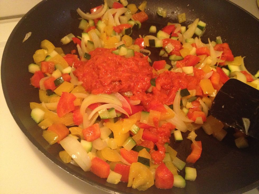 Blend the veggies with the ajvar relish.