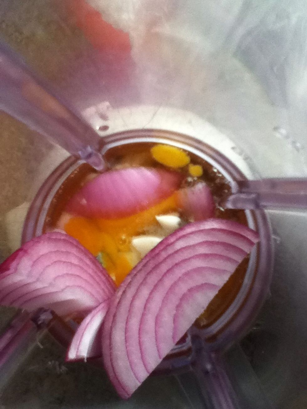 blending the two garlic, a piece of onion, a little oil, a pinch of salt and two eggs