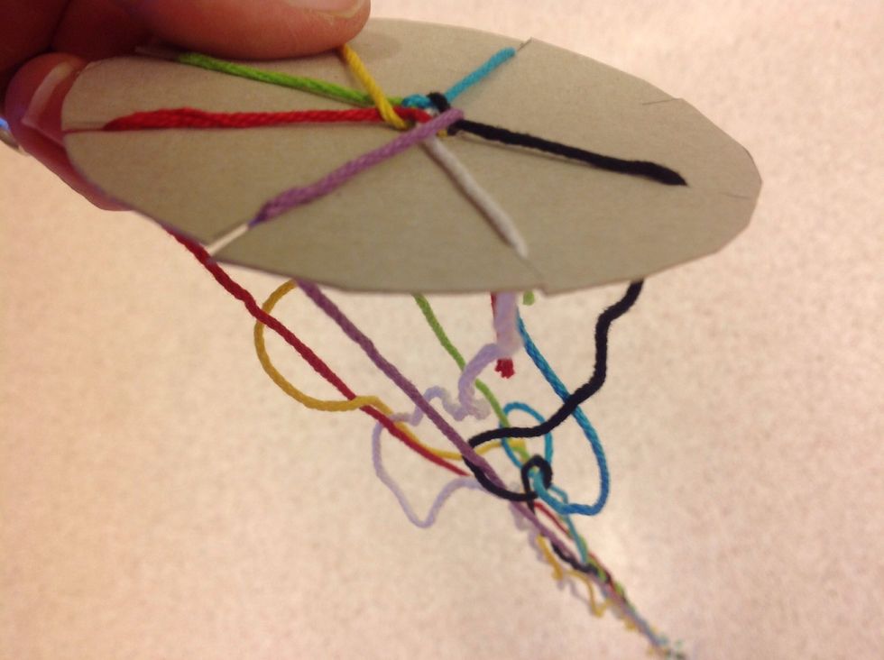 Blir det trassel \u00e4r det smart att ta en tr\u00e5d i taget uppifr\u00e5n fl\u00e4tskivan och dra den ur trasslet.