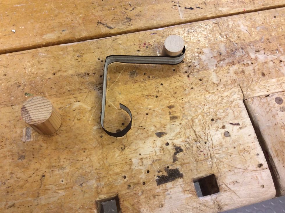 Bocka mallen runt rundstavarna Fredrik s\u00e5gat upp. Dessa \u00e4r i samma storlek som kallbockningsmallarna. Detta g\u00f6r att din mall g\u00e5r att tillverka " p\u00e5 riktigt" i plattj\u00e4rn.