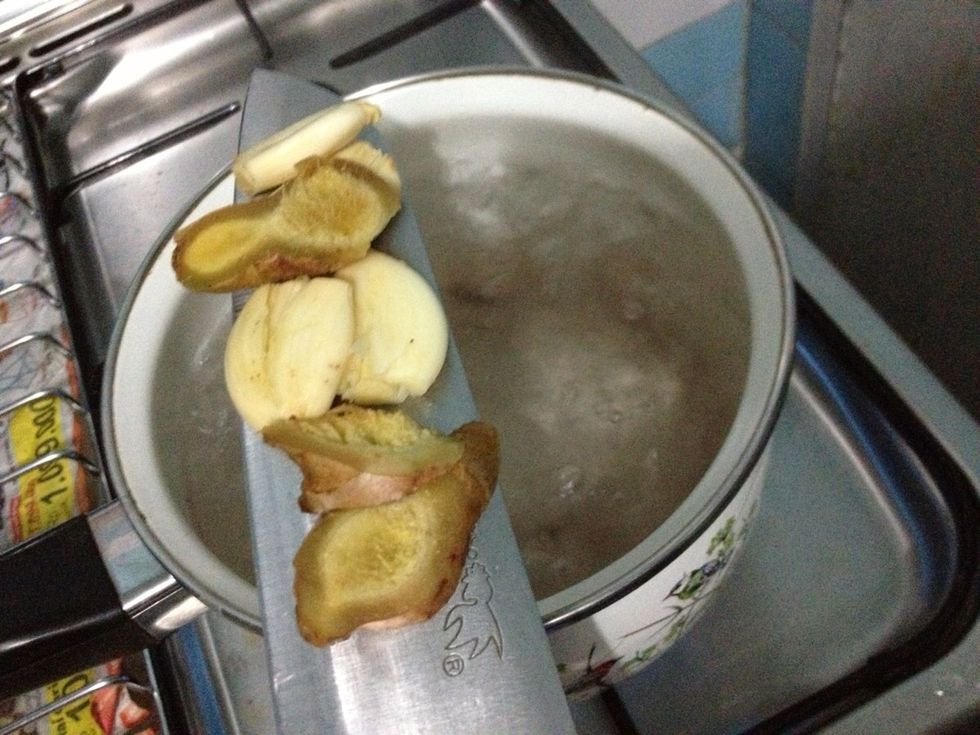 Boil 3 liter of water. Add in crushed 4 garlic cloves and crushed of 3 cm fresh ginger