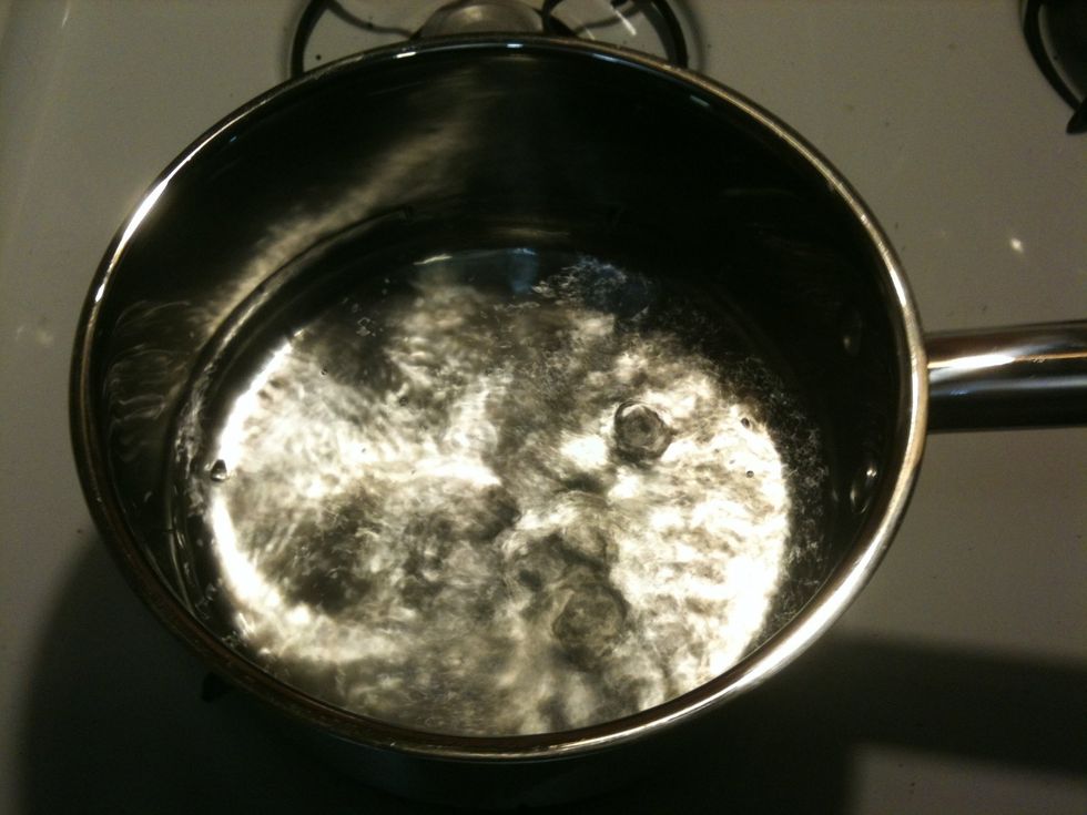 Boil 4 cups of water in a large pot.