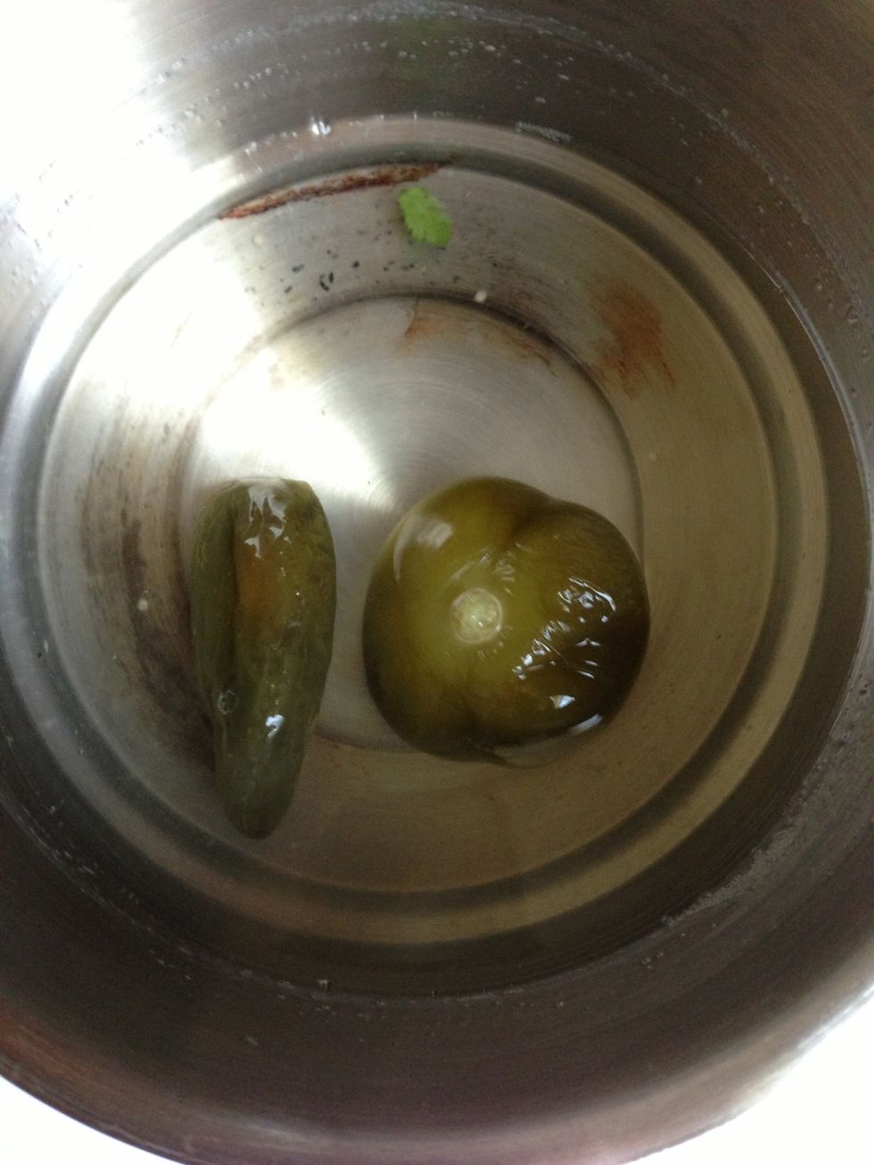Boil 6 green tomatoes or tomatillos with one chile Serrano or jalapa\u00f1o depending how hot u want it
