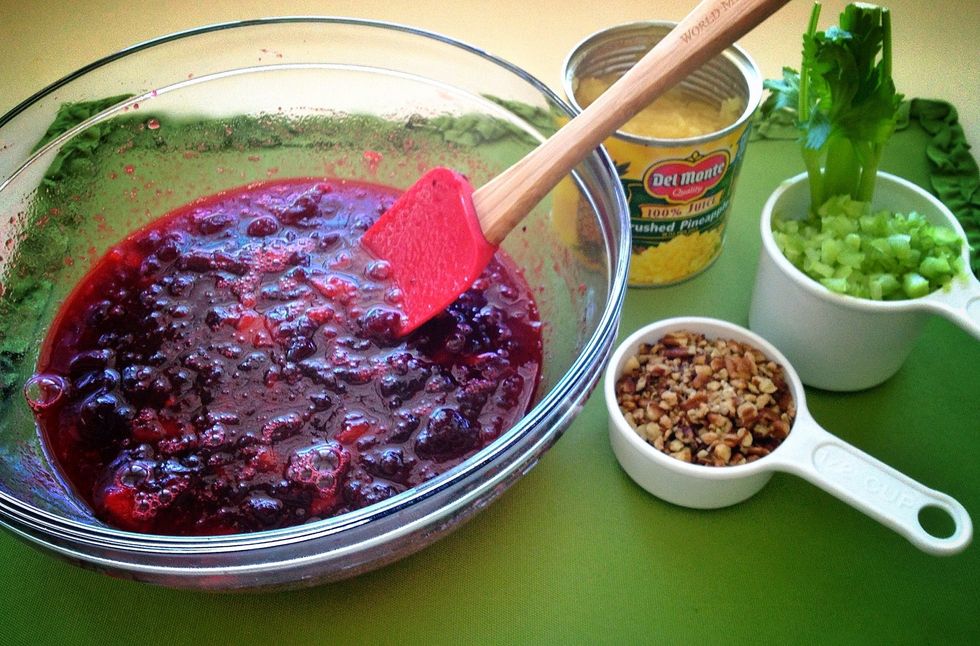 Boil juice in the microwave and pour into the bowl, mixing thoroughly. Add cranberry sauce.