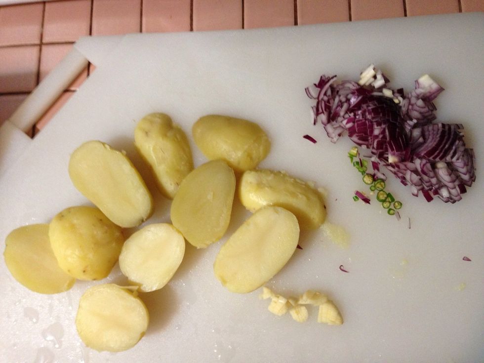 Boil potatoes, peel n slice them, chop onion, garlic n green chilly as shown above