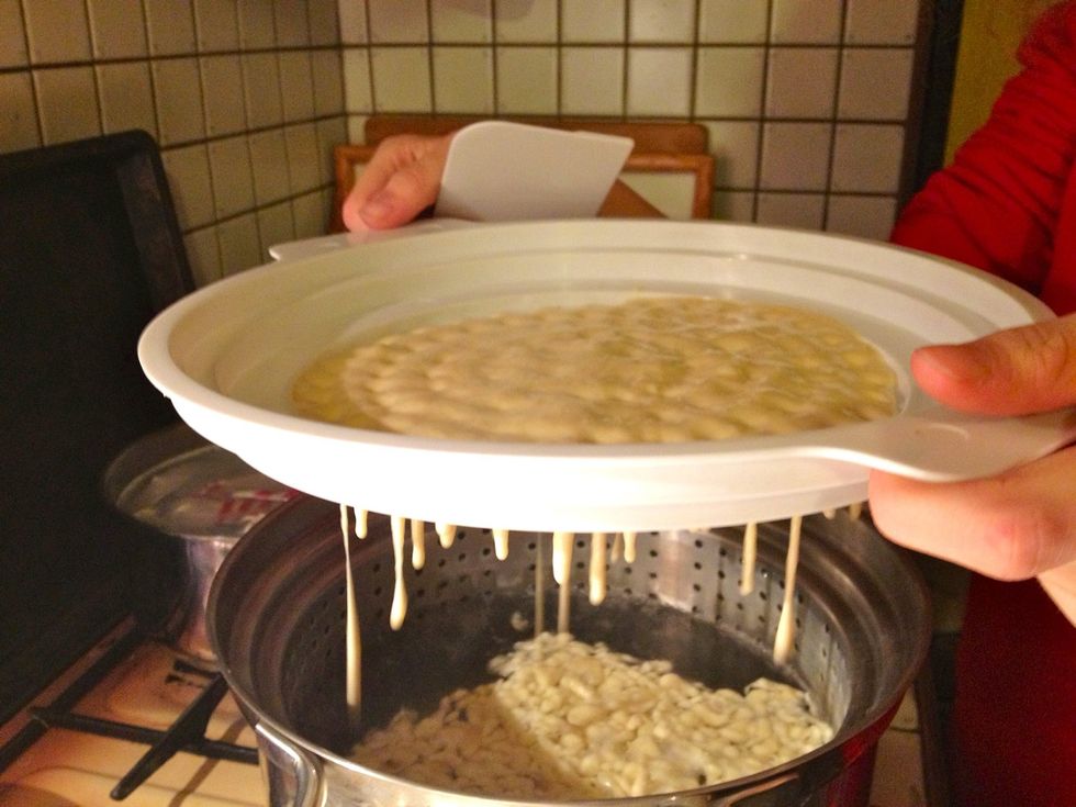 Boil salted water in a saucepan. Hold the strainer over spaetzle your pan, pour the batter and scrape. When the spaetzle rise to the surface, they are cooked.