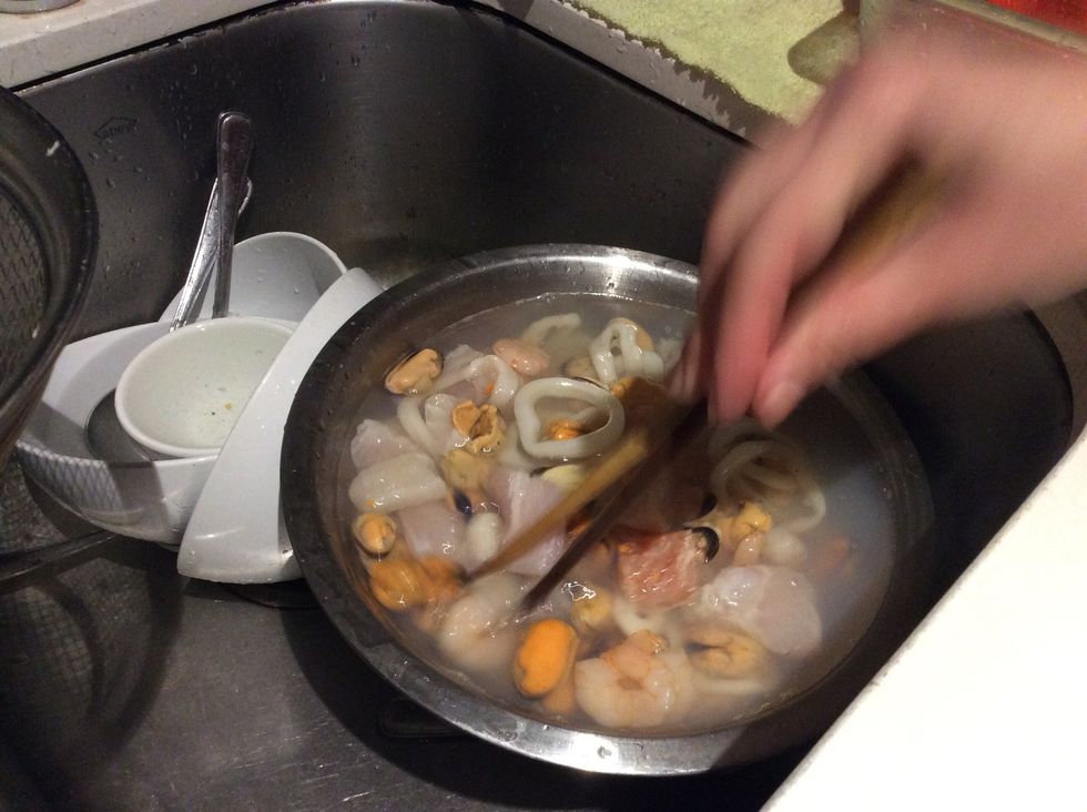 Boil seafood mix in a bowl for 1-2 minutes. With boiled water. After that, drain them with a drainer and put them in another bowl.