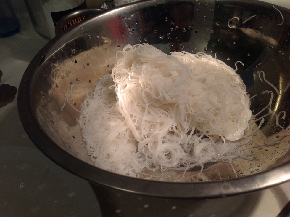 Boil some rice vermicelli and chill in ice water, then drain.