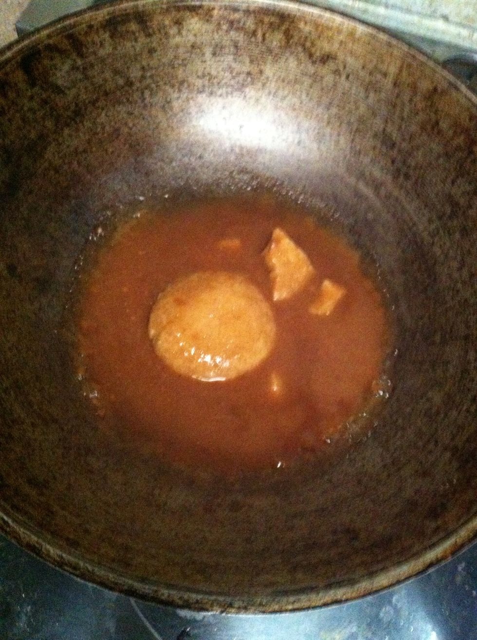 Boil tamarind liquid and palm sugar until smooth.